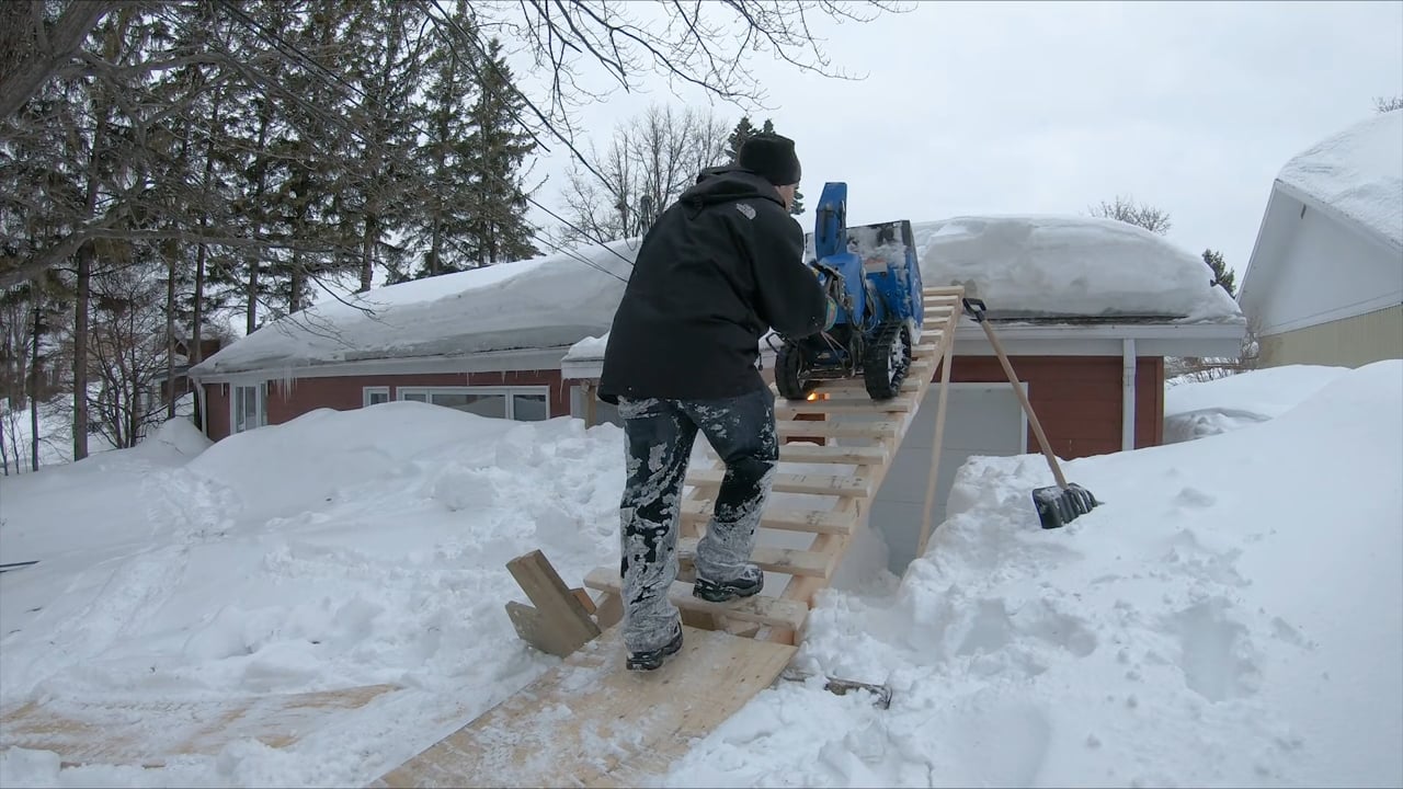 Déneigement de ma toiture avec une souffleuse! Déneigement de ma toiture avec une souffleuse!