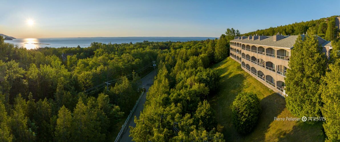 Architecture, Architecture-Extétieure, Auberge, Auberge des falaises, COMMERCIALE, Chateau, Drone_Light, Gite, Hotel, Hotel-exterieur, Manoir, hotel de glace