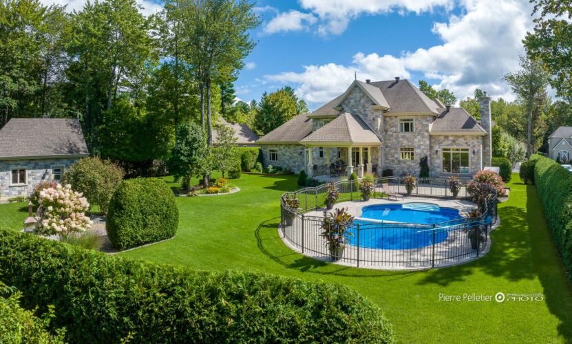 Aménagement-paysager, Aménagement-prestige, Architecture, Architecture-Extétieure, COMMERCIALE, Extérieur de maison luxueuse, Google-MB_A-publier, Maison de prestige, Maison haut de gamme, PHOTO-DRONE, Pierre Pelletier, Piscine-Spa, Résidence-prestige, photographe-professionnel-a-quebec, photographie-commerciale, photographie-publicitaire