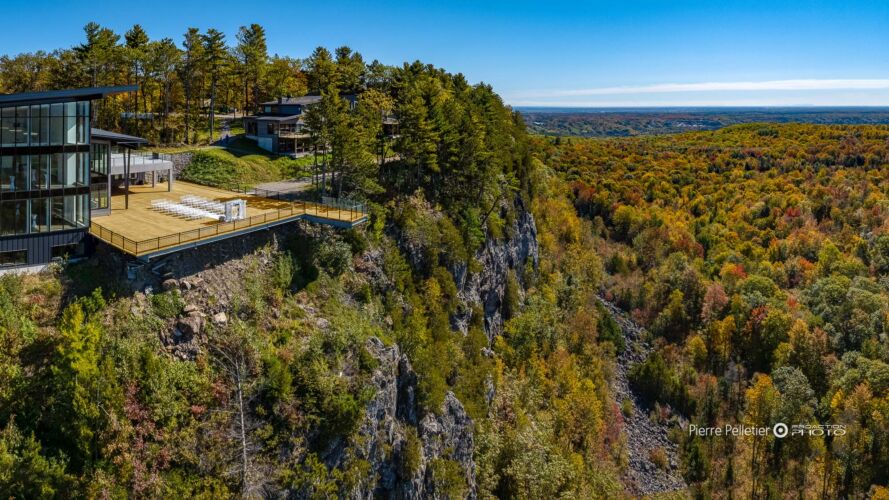 Architecture, Architecture-Extétieure, Auberge, COMMERCIALE, Chateau, Gite, Hotel, Hotel-exterieur, Manoir, PHOTO-DRONE, Pierre Pelletier, hotel de glace, photographe-professionnel-a-quebec, photographie-commerciale, photographie-publicitaire